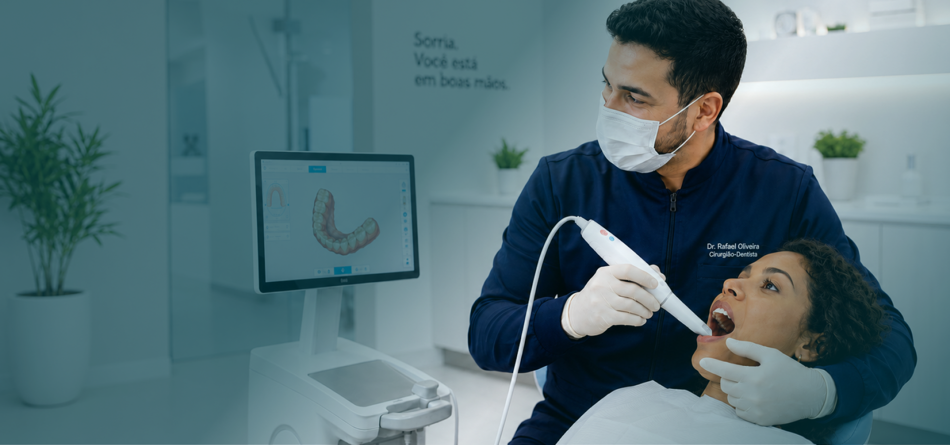 Ambiente odontológico com profissional utilizando scanner intraoral